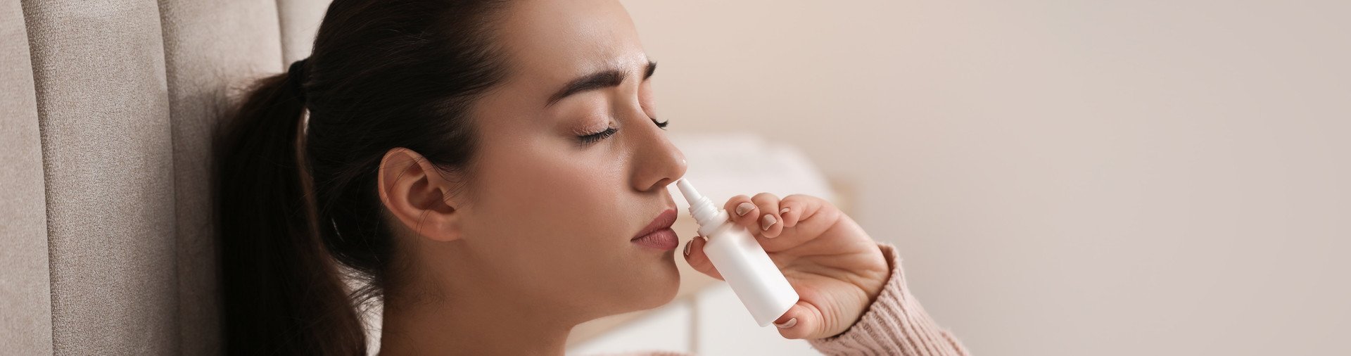 Un spray nasal contre les allergies est appliqué par vaporisations dans le nez