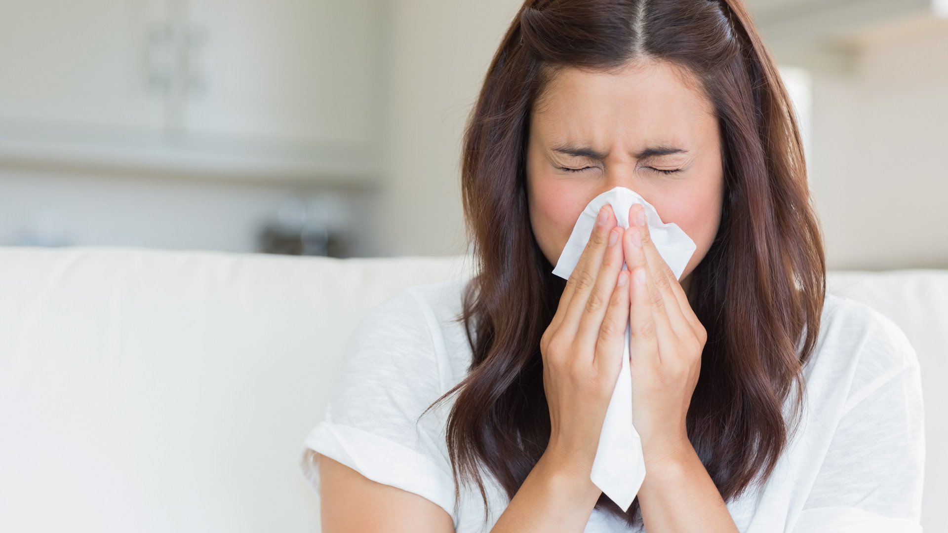 Die richtige Anwendung einer Nasendusche kann Symptome von Schnupfen wirksam lindern 